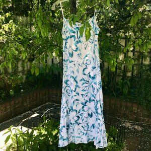 Graceful Linen Blend Dress Offers Ultra-Cool Styling